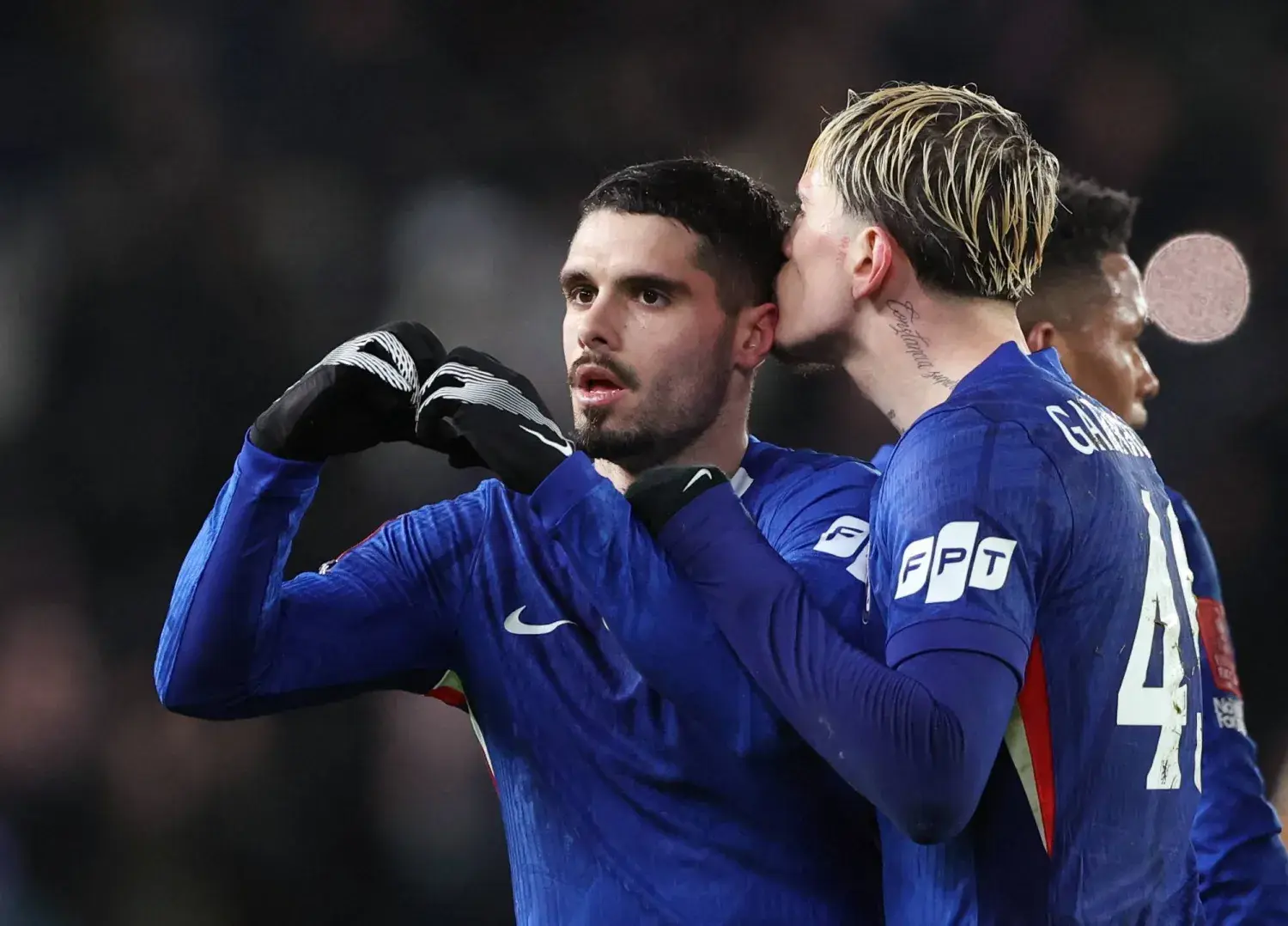 هاتريك للمهاجم البرتغالي وثلاث تمريرات حاسمة لديلاب في فوز عريض يعيد البلوز إلى سكة الانتصارات