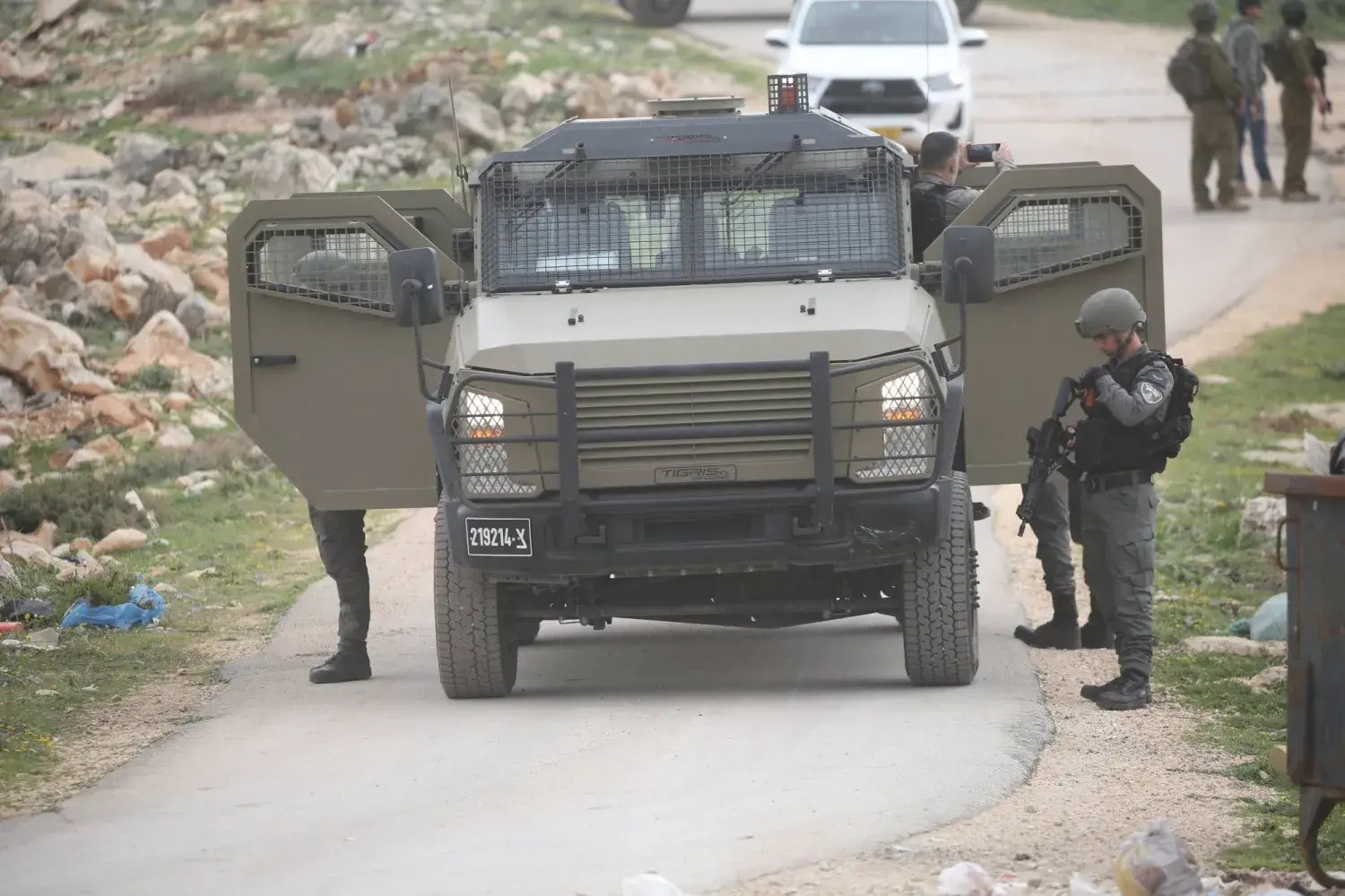 اقتحامات واعتقالات وهدم منازل في عدة مدن.. ووزير الدفاع يعلن خطة «درع إسرائيل» لتعزيز الميزانية الدفاعية بـ95 مليار دولار