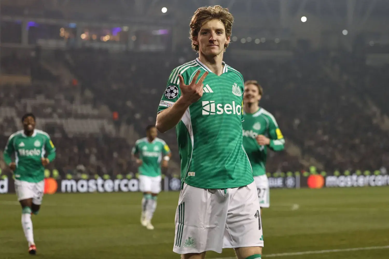 سوبر هاتريك من أنتوني جوردون يقود الفريق الإنجليزي لانتصار كاسح خارج الديار