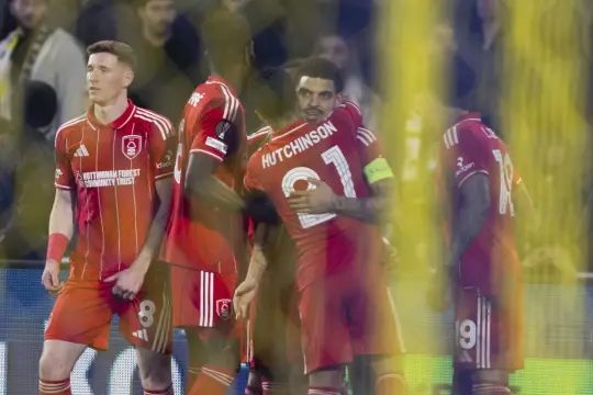 نوتنغهام فورست يضع قدماً في ثمن نهائي الدوري الأوروبي بثلاثية أمام فناربخشة