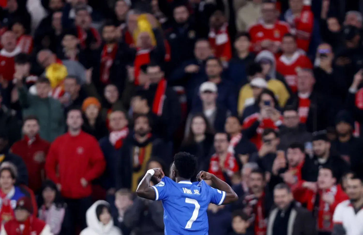 «يويفا» يباشر تحقيقًا بسلوك تمييزي والبرازيل تطالب بعقوبات رادعة قبل لقاء الإياب في برنابيو