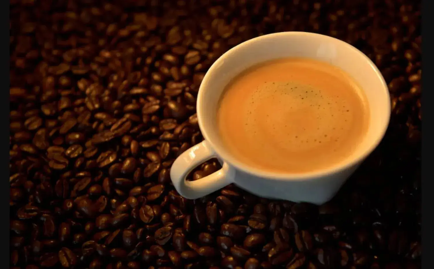 الصداع والإرهاق وتقلب المزاج أبرز التأثيرات عند التوقف المفاجئ عن القهوة