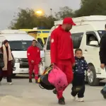 معبر رفح يستقبل دفعة جديدة من العائدين الفلسطينيين وقافلة مساعدات "زاد العزة 143"