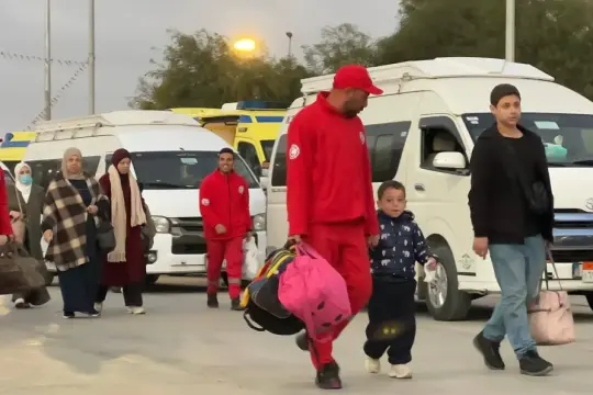 معبر رفح يستقبل دفعة جديدة من العائدين الفلسطينيين وقافلة مساعدات "زاد العزة 143"