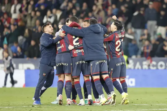 ليفانتي يتغلب على ألافيس بثنائية متأخرة في الدوري الإسباني