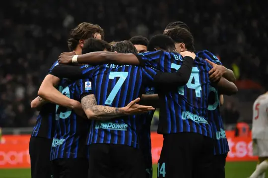 إنتر يعزز صدارته بثنائية أمام جنوى ونابولي يخطف فوزًا قاتلًا.. وكومو يواصل الزحف الأوروبي