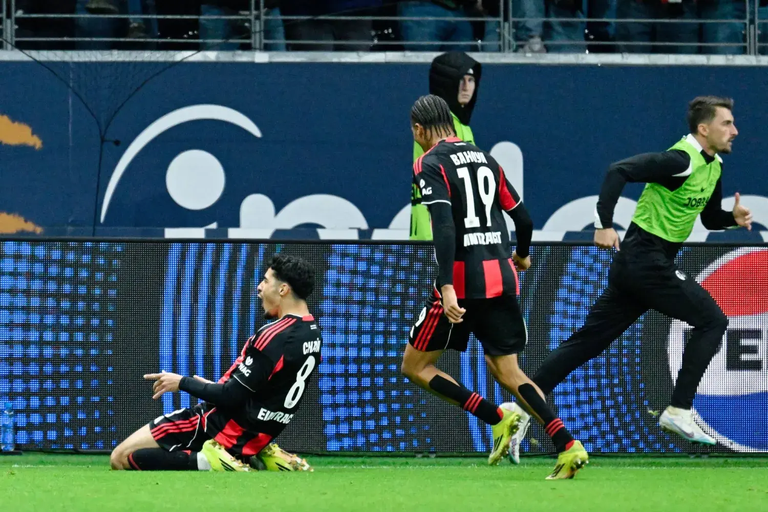 البديل الجزائري يسجل ويصنع أمام فرايبورغ… رباعية لشتوتغارت… ولايبزيغ يعزز موقعه بانتصار صعب