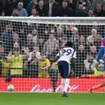 كريستال بالاس يهزم توتنهام بثلاثية ويعقد موقفه في صراع الهبوط بالدوري الإنجليزي