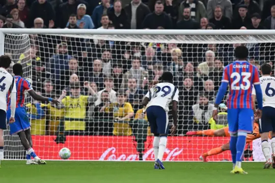 كريستال بالاس يهزم توتنهام بثلاثية ويعقد موقفه في صراع الهبوط بالدوري الإنجليزي