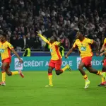 سعود عبد الحميد يقود لانس إلى نصف نهائي كأس فرنسا بعد إقصاء ليون بركلات الترجيح