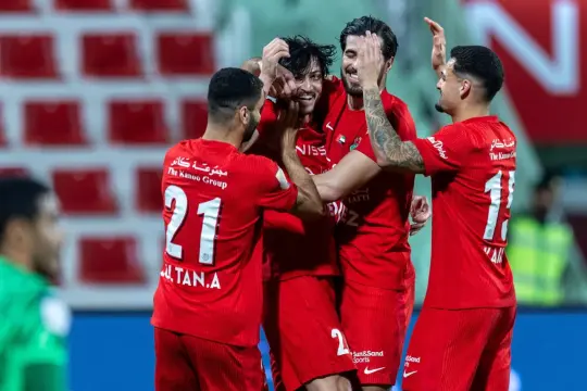 شباب الأهلي يعتلي صدارة الدوري الإماراتي مؤقتاً بخماسية في شباك كلباء