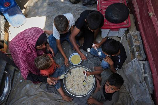 سفرة الجمعة بلا طقوسها.. أسعار الخضراوات واللحوم تحرم عائلات غزة وجبتها الأسبوعية