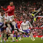 مانشستر يونايتد يهزم أستون فيلا ويعزز مركزه الثالث في الدوري الإنجليزي