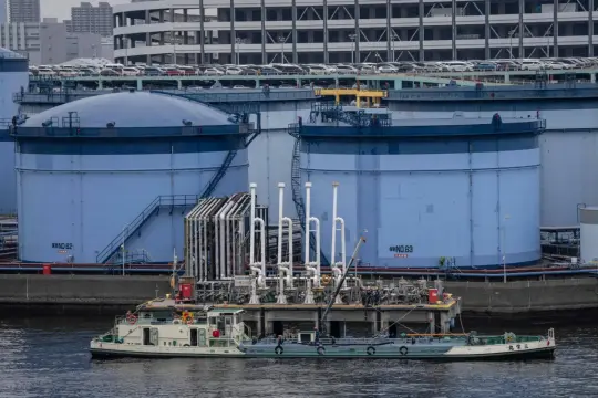 أسعار النفط تتراجع مع تصاعد آمال التهدئة بين واشنطن وطهران رغم استمرار أزمة مضيق هرمز