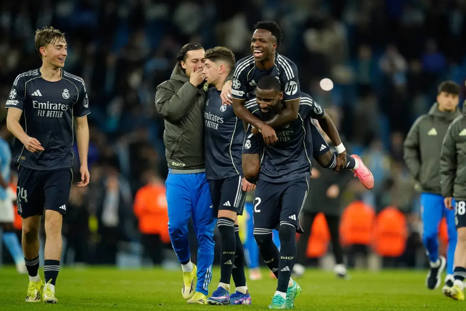 ثنائية فينيسيوس تقود “الملكي” للفوز رغم مقاومة سيتي بعشرة لاعبين