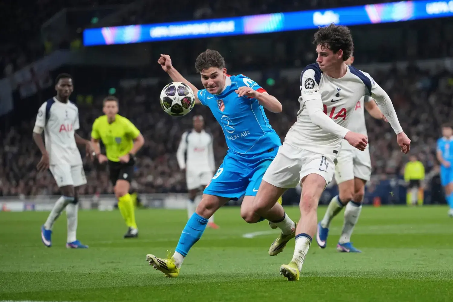 الفريق الإسباني يحسم التأهل بمجموع 7-5 رغم خسارته 3-2 في إياب شمال لندن