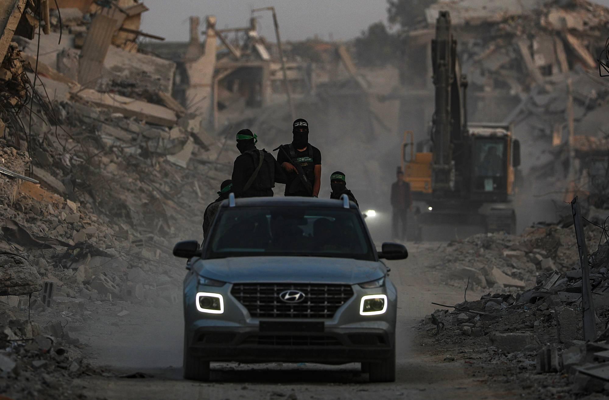 قيادات الحركة والفصائل تتباحث حول الأسلحة الخفيفة والثقيلة في إطار الحفاظ على ثوابت المقاومة، مع انتظار مبادرات الوساطة الدولية