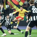 لنس يتصدر الدوري الفرنسي بفوز عريض على أنجيه 5-1