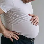 انتفاخ البطن المستمر قد يكون مؤشراً مبكراً لبعض أنواع السرطان