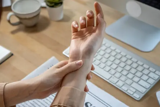 التهاب مفاصل الإبهام: أسباب وأعراض وخيارات العلاج