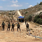 رئيس هيئة مقاومة الجدار يحذر من تصاعد جرائم المستوطنين ويطالب الفلسطينيين باليقظة