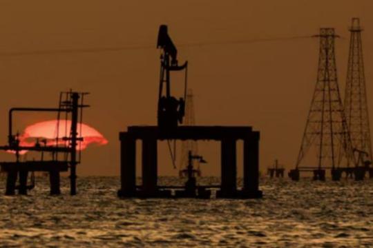 أسعار النفط ترتفع مع تصعيد الحوثيين وإيران في الشرق الأوسط