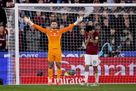 تصدي بيري يمنح ليدز يونايتد نصف نهائي كأس إنجلترا بعد مواجهة دراماتيكية مع وست هام