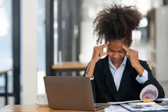 ارتفاع حالات الصداع المصحوب بألم العين.. أسباب متعددة وطرق علاج فعّالة