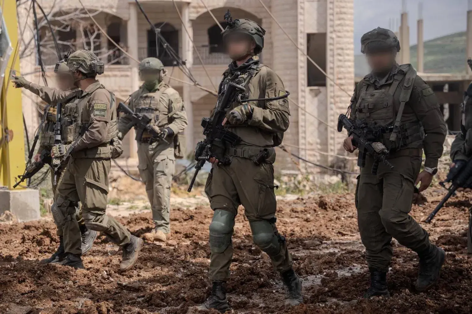 إسرائيل تستهدف البنية التحتية لحزب الله وتؤكد عدم نيتها التقدم شمالًا رغم حشد قوات إضافية