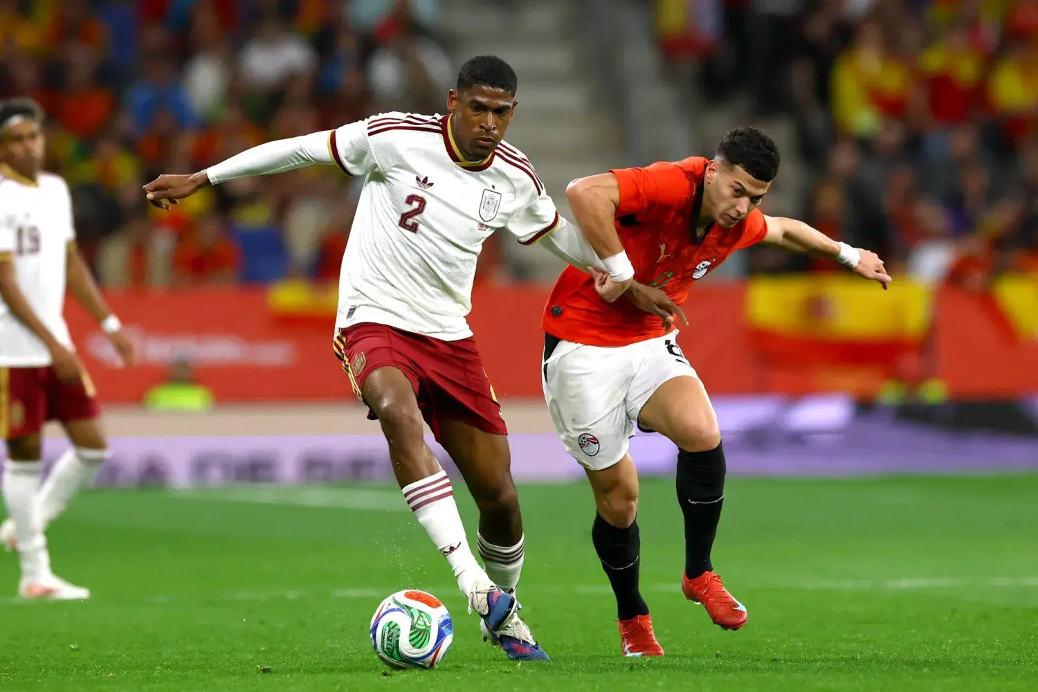 هتافات الجماهير خلال مواجهة إسبانيا ومصر تثير غضبًا واسعًا وتدفع السلطات لاتخاذ إجراءات