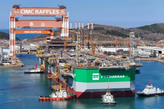 أسعار النفط ترتفع بعد أكبر تراجع منذ أبريل 2020 وسط أزمة مضيق هرمز