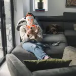 العلاج بالضوء الأحمر يثير الجدل.. بين الضجة الإعلانية والدعم العلمي المتزايد