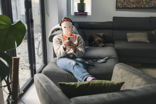 العلاج بالضوء الأحمر يثير الجدل.. بين الضجة الإعلانية والدعم العلمي المتزايد