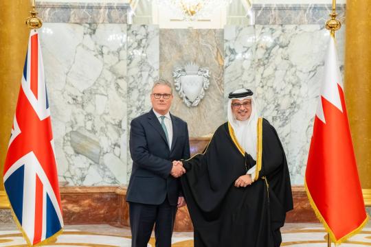 ولي عهد البحرين يدعو لوقف الاعتداءات الإيرانية وإعادة فتح مضيق هرمز خلال لقائه ستارمر