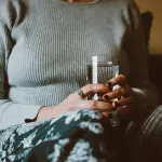 شرب الماء قبل النوم.. فوائد صحية مهمة وتحذيرات يجب الانتباه لها