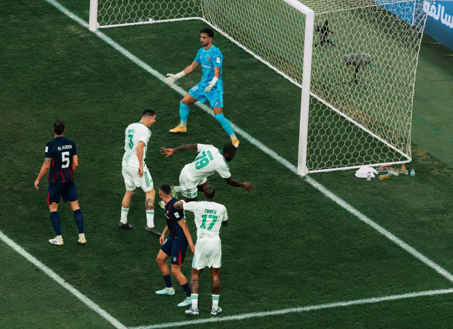 "الراقي" يقلب الطاولة رغم الطرد ويتجاوز جوهور الماليزي بثنائية كيسيه وجالينو