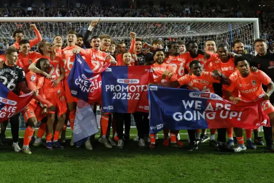 كوفنتري سيتي يعود إلى الدوري الإنجليزي الممتاز بعد غياب 25 عاماً