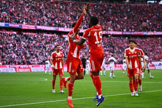 بايرن ميونيخ يتوج بلقب الدوري الألماني للمرة 35 في تاريخه