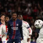 ليون يفاجئ باريس سان جيرمان ويشعل سباق لقب الدوري الفرنسي