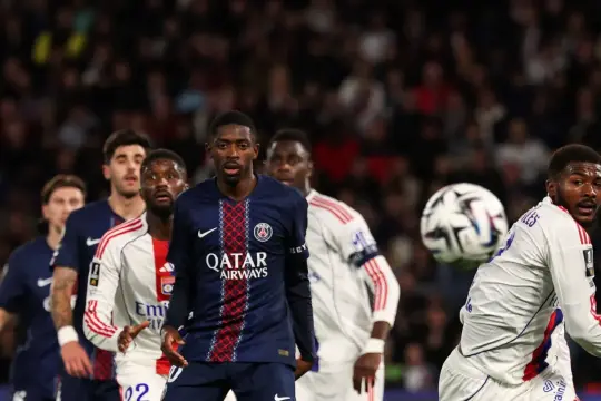 ليون يفاجئ باريس سان جيرمان ويشعل سباق لقب الدوري الفرنسي