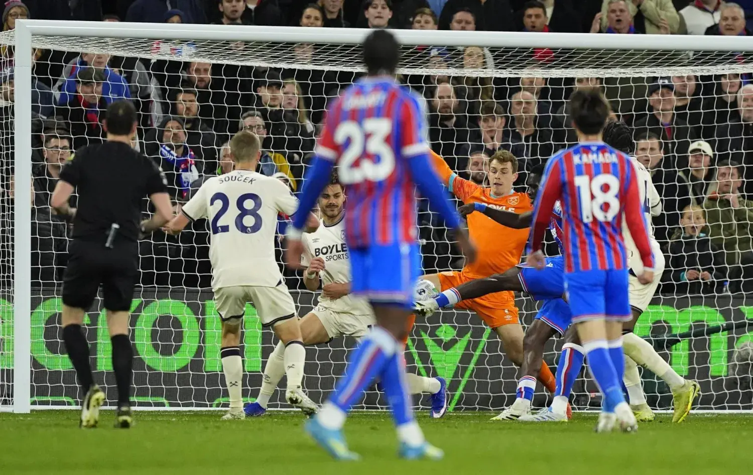 وولفرهامبتون يهبط رسمياً إلى التشامبيونشيب بعد تعادل وست هام وكريستال بالاس