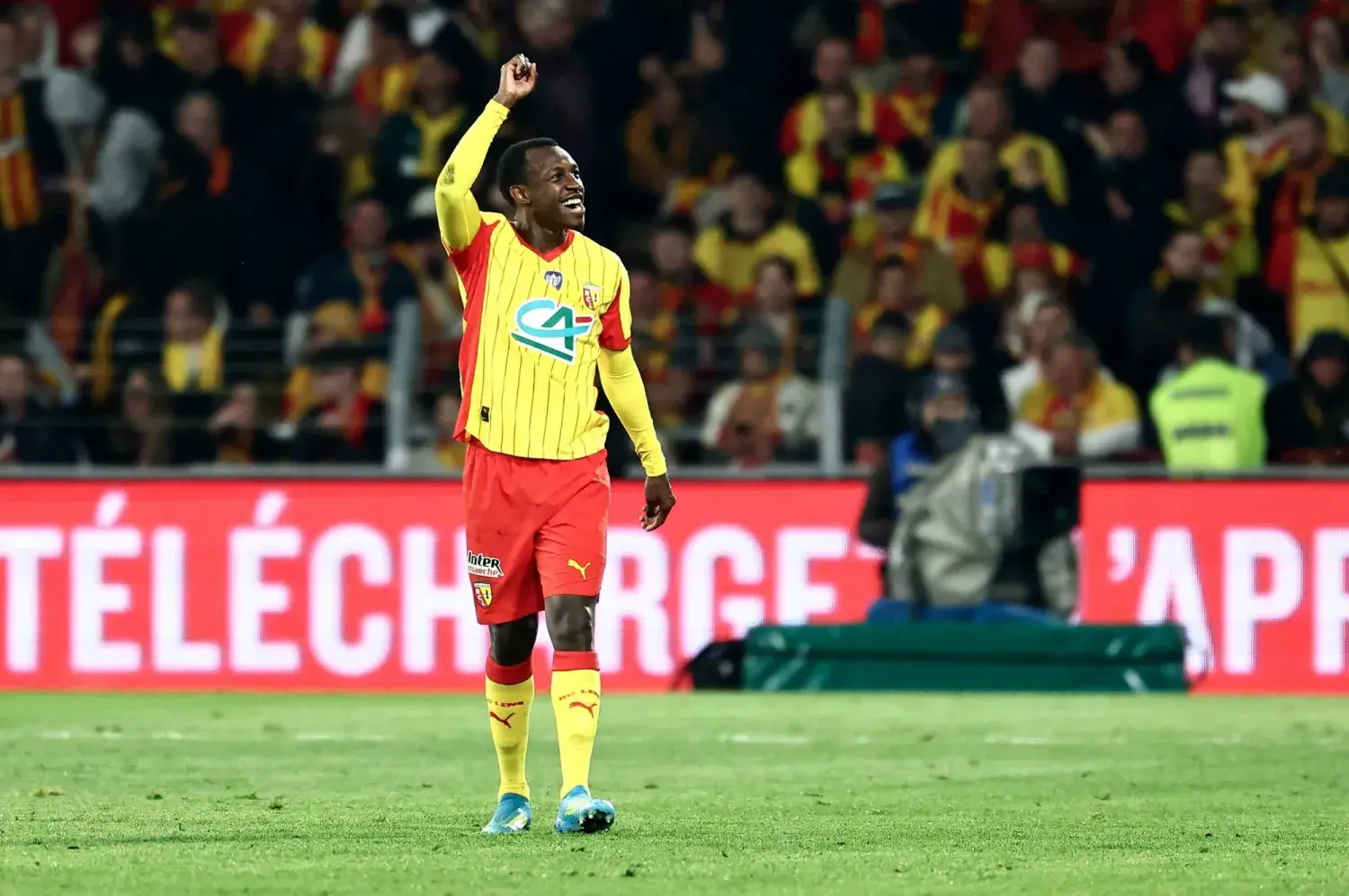 النجم السعودي يتألق بصناعتين حاسمتين ويضع فريقه على أعتاب لقب تاريخي