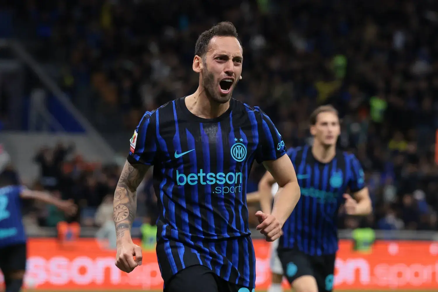 ريمونتادا مثيرة في سان سيرو تقود النيراتزوري لبلوغ النهائي بعد تأخره بهدفين