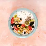 الزبادي مع بذور الشيا.. مزيج غذائي يعزز صحة الأمعاء والطاقة