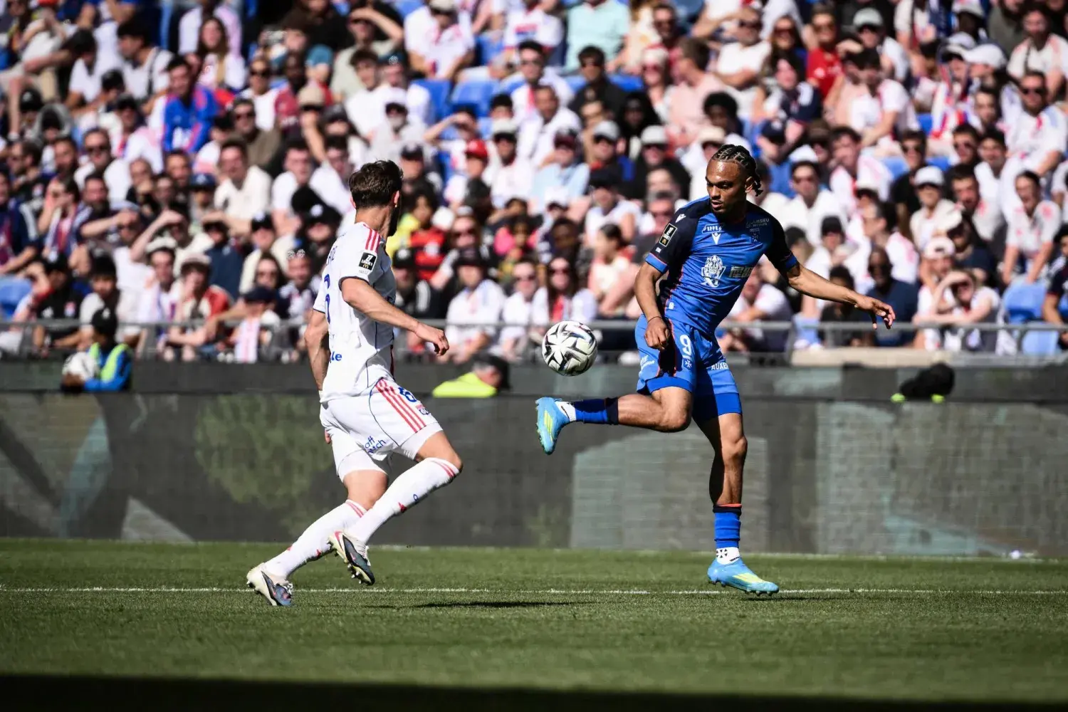 ليون يحقق فوزًا مثيرًا على أوكسير بثنائية رومان ياريمتشوك ويعزز موقعه في سباق دوري الأبطال