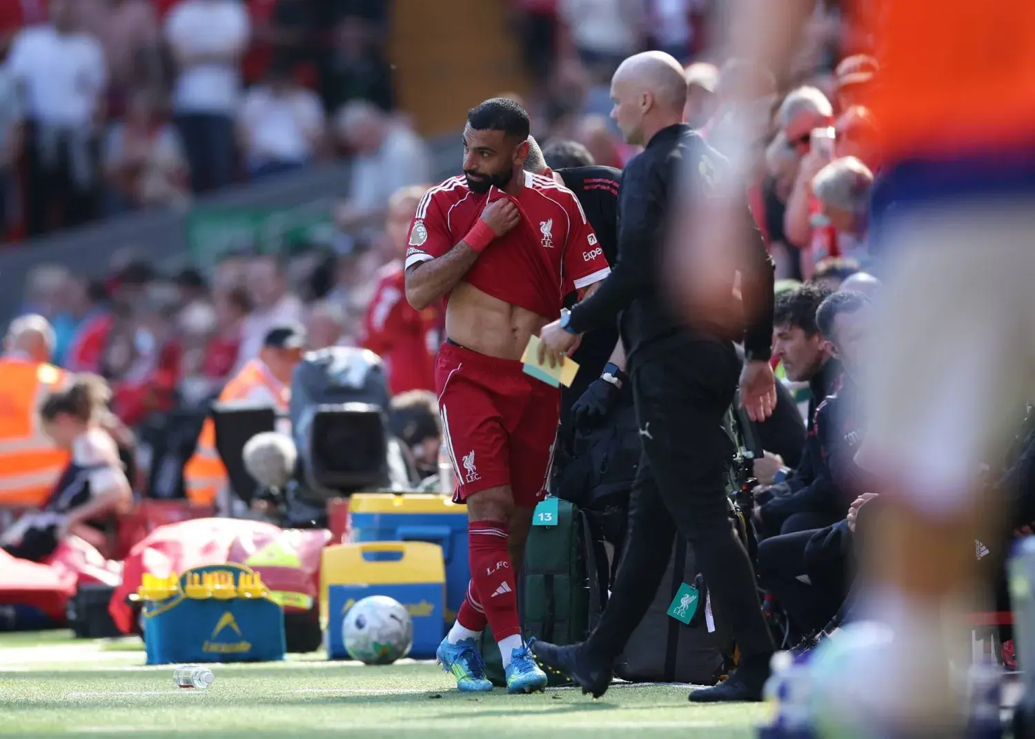 فوز مهم يعيد “الريدز” لدائرة دوري الأبطال بعد سقوط أستون فيلا