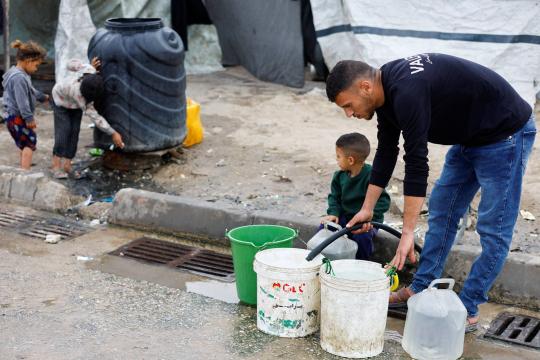“أطباء بلا حدود”: إسرائيل تستخدم المياه كسلاح في غزة وتنفّذ عقابًا جماعيًا