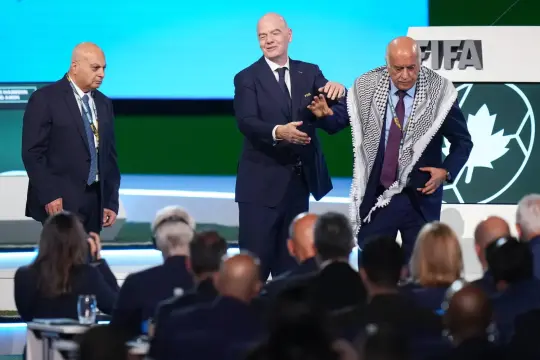 فيديو: الرجوب يرفض مصافحة نائب رئيس الاتحاد الإسرائيلي خلال مؤتمر الفيفا