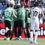 ميلان يسقط أمام ساسولو ويُهدد بفقدان المركز الثالث في الدوري الإيطالي