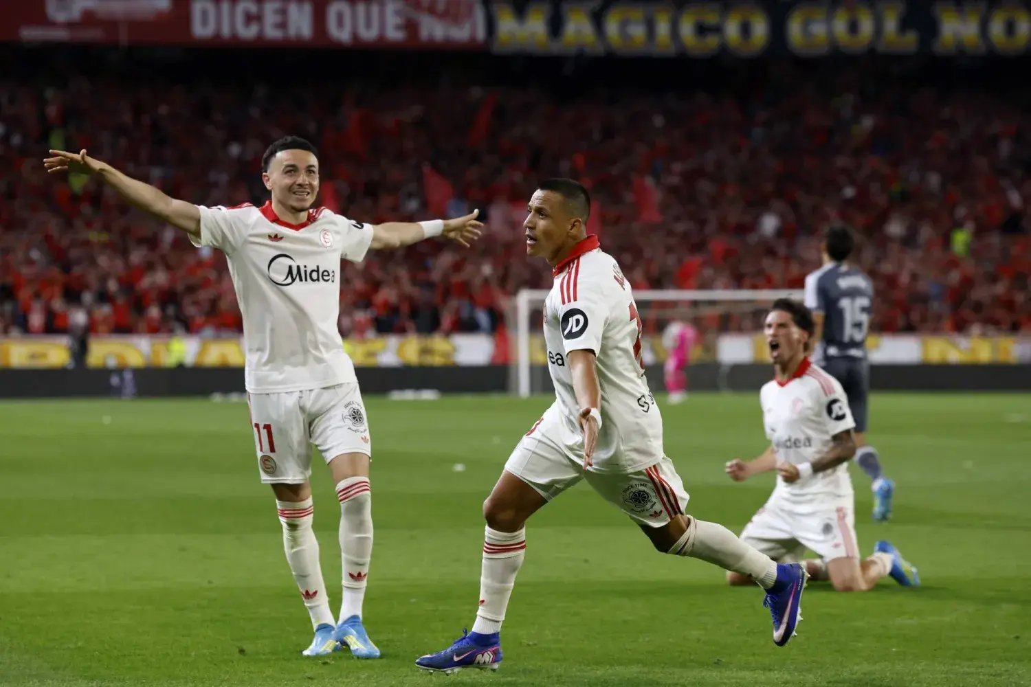 سانشيز يقود الفريق لانتصار مهم في صراع البقاء بالدوري الإسباني